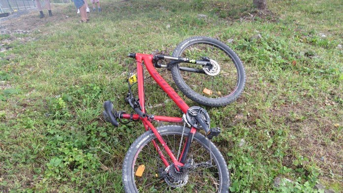 Zdemolovaný bicykel po zrážke s vlakom.