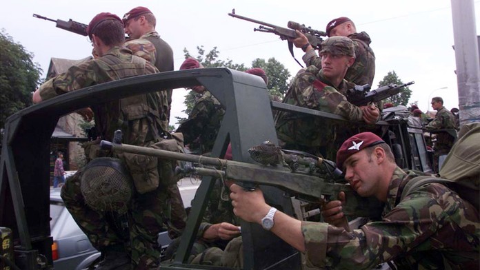 Výsadkári dohliadajú v rámci misie KFOR