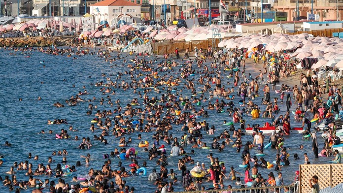 Hlava na hlave. Pláž v obľúbenom letovisku Slovákov sa zmenila na turistické peklo