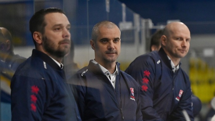 Na snímke v strede tréner slovenskej hokejovej reprezentácie do 20 rokov Ivan Feneš.