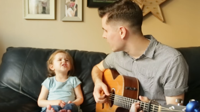 Malá Claire vám učaruje. 