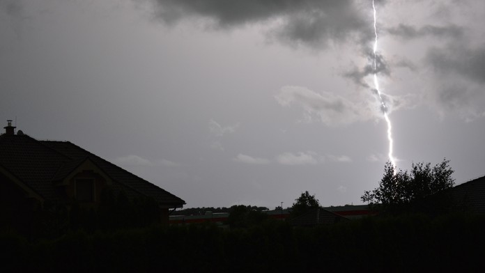 FOTO: Blesky a popadané stromy. Búrky vyčíňali na viacerých miestach Slovenska