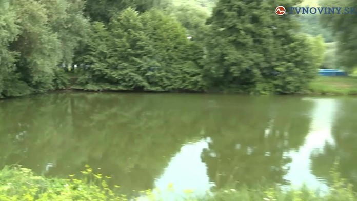 Sinice v jazere môžu spôsobiť bolesti hlavy či kŕče.mp4