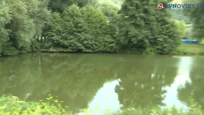 Sinice v jazere môžu spôsobiť bolesti hlavy či kŕče.mp4