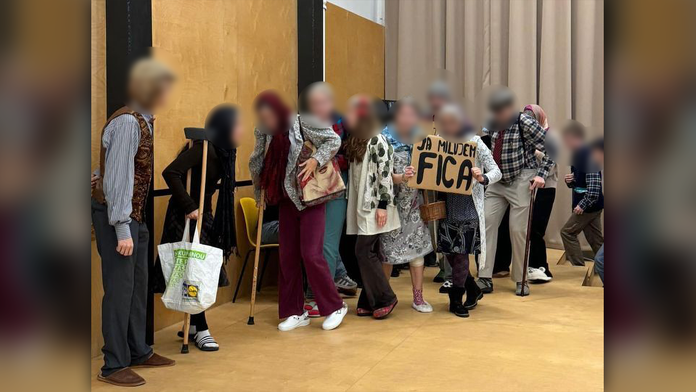 Prehovoril riaditeľ gymnázia, kde sa študenti prezliekli za dôchodcov: S políciou riešim vyhrážky, nechceli sme nikoho uraziť