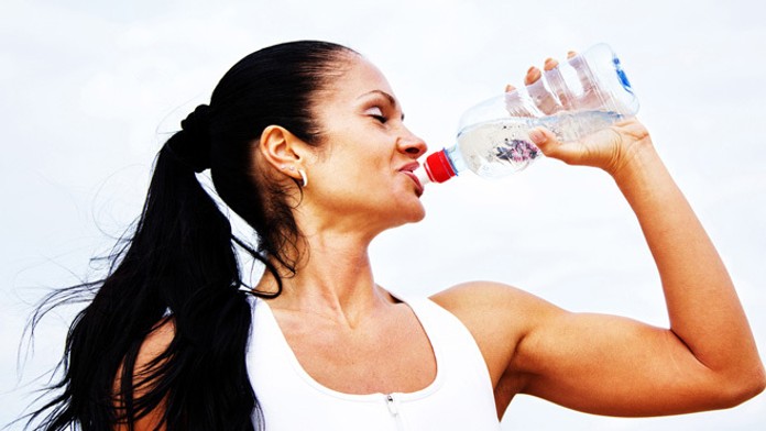 Žena pije vodu - ilustračná snímka - 2