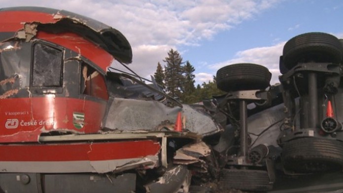 Osobný vlak sa zrazil s nákladiakom.