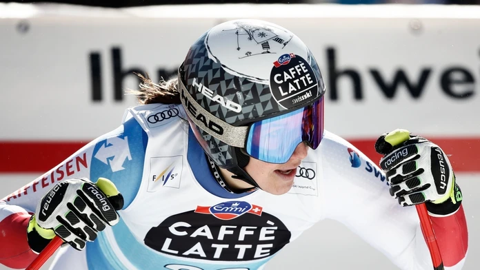 Alpská lyžiarka Lara Gutová-Behramiová reaguje v zjazde v Crans Montana.