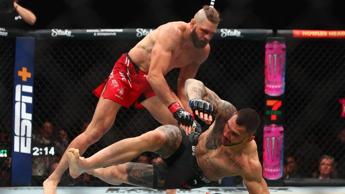 V noci meditoval pred arénou, na druhý deň rozpútal šialenstvo. Samuraj Procházka bol v klietke ako diabol