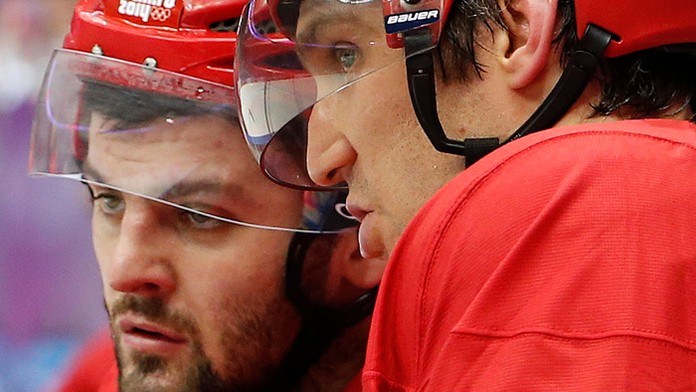 Na archívnej snímke Alexander Ovečkin (vpravo) a Alexander Radulov.