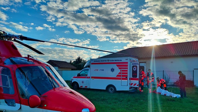 Vážna dopravná nehoda pri Leviciach. Po zrážke auta s cisternou zasahovali leteckí záchranári