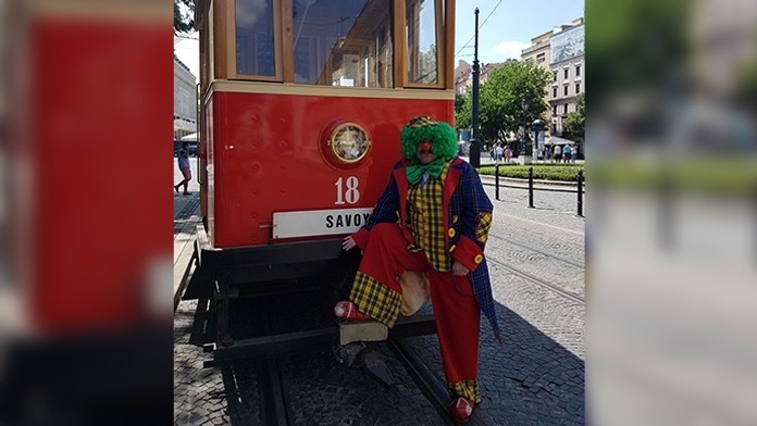 Klaun pri historickej električke.