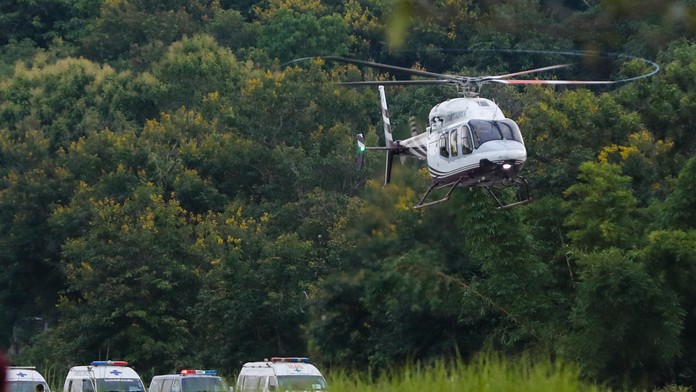 Vrtuľník preváža chlapcov z jaskyne do nemocnice