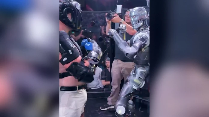 VIDEO: Usporiadali prvý súboj medzi robotom a človekom. Muž nastúpil do klietky proti „Terminátorovi“