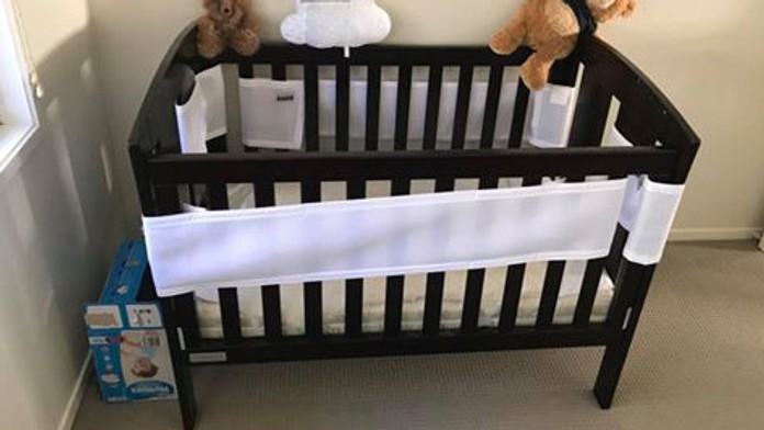 Had sa ukryl vedľa postieľky.