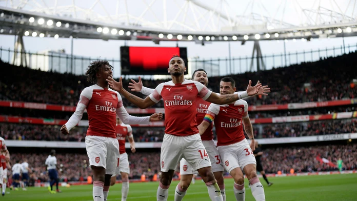 Hráč Arsenalu Pierre-Emerick Aubameyang oslavuje so spoluhráčmi úvodný gól z penalty.