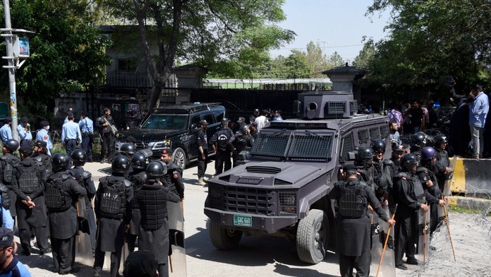 Pakistanského expremiéra Chána zadržali na súde, kde ho mali vypočúvať pre korupciu