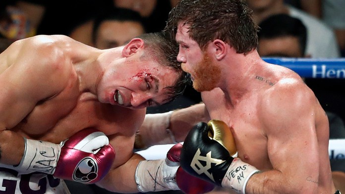 Mexický boxer Canelo Alvarez (vpravo) a Kazach Gennadij Golovkin.