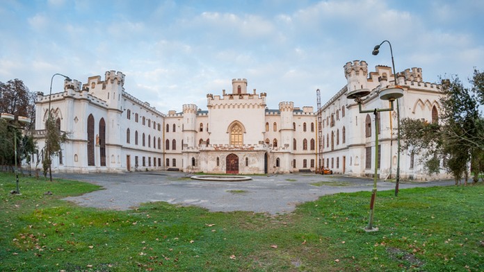 Kaštieľ v Rusovciach s parkom je národnou kultúrnou pamiatkou.