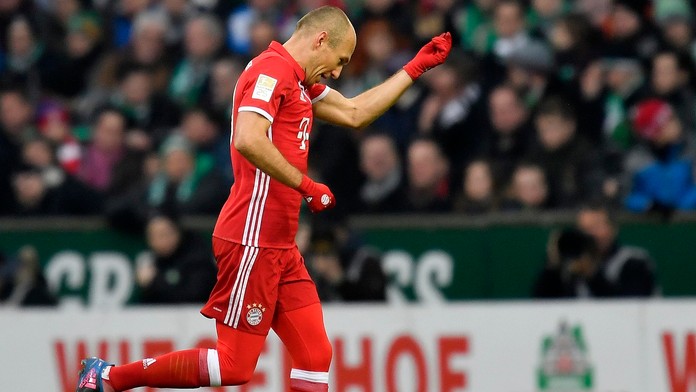 Futbalista Bayernu Mníchov Arjen Robben sa teší po strelení úvodného gólu v zápase.