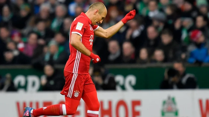 Futbalista Bayernu Mníchov Arjen Robben sa teší po strelení úvodného gólu v zápase.