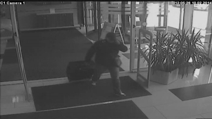 Muž s kufrom, ktorý by mohol byť zlodej trezora.