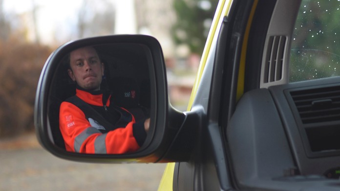 Mladá žena surovo dokopala bezdomovca.