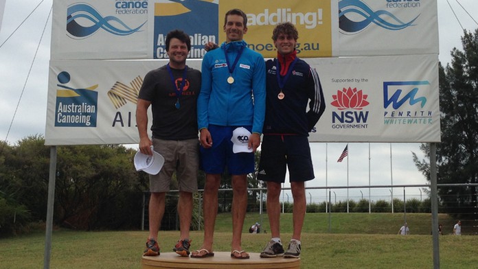 Vodný slalomár Matej Beňuš na stupni víťazov.