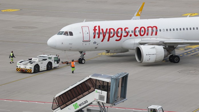 Pasažierka počas letu simulovala pôrod, pri núdzovom pristátí v Barcelone z lietadla vybehli migranti