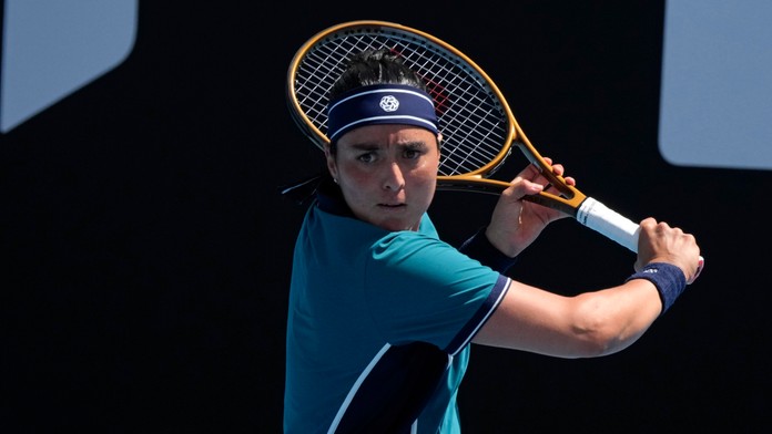 Tuniskú tenistku trápia na Australian Open zdravotné problémy. Takmer vzdala zápas, no napokon postúpila