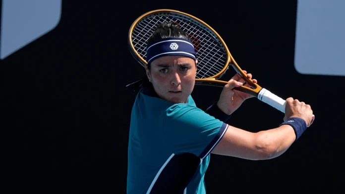 Tuniskú tenistku trápia na Australian Open zdravotné problémy. Takmer vzdala zápas, no napokon postúpila