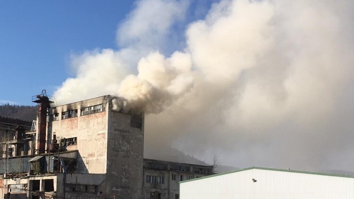 Dym sa začal širiť do mesta.