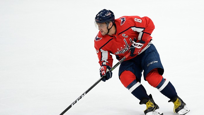 Zľava Mackenzie Blackwood a Travis Zajac z New Jersey oslavujú triumf proti San Jose.