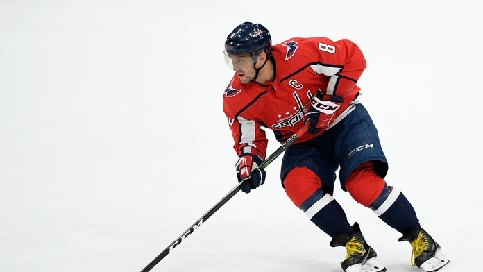 Zľava Mackenzie Blackwood a Travis Zajac z New Jersey oslavujú triumf proti San Jose.