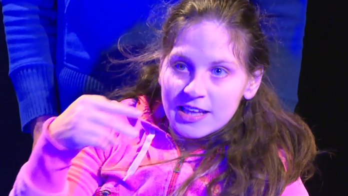 Aj toto dievča sa našlo v divadle. 