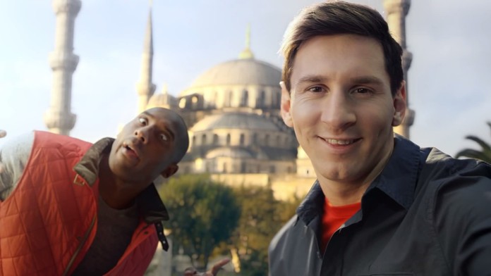 Lionel Messi a Kobe Bryant na fotografii pred Modrou mešitou - reklama Turkish Airlines.
