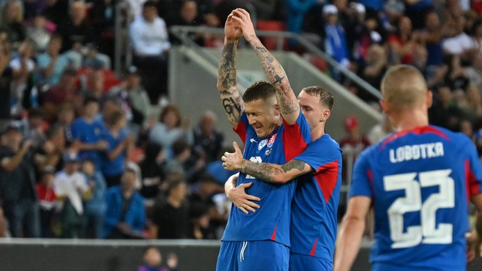 Slovenskí futbalisti oslavujú gól