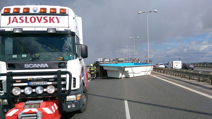 Spadnutý bazén na Prístavnom moste po havárii kamiónu, ktorý ho prevážal.