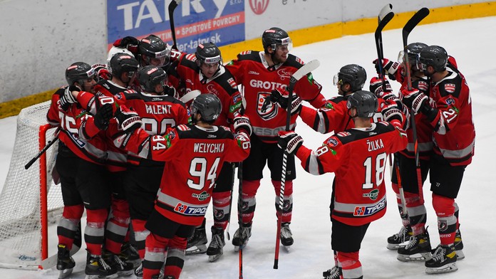 V Tipos extralige bodovali hokejisti Banskej Bystrice a HC GROTTO Prešov. V sobotu môžu spečatiť svoj postup do štvrťfinále