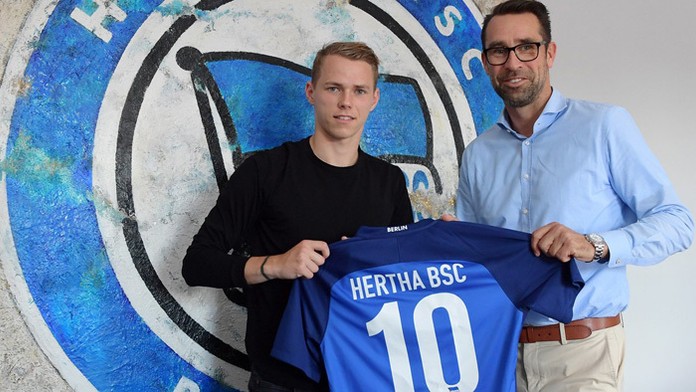 Ondrej Duda so svojim dresom Hertha Berlin.