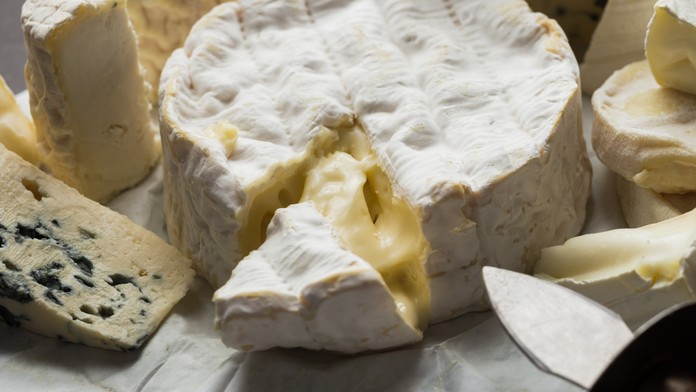 Milovníci syrov s plesňou budú mať hlavu v smútku. Dvom obľúbeným francúzskym lahôdkam hrozí zánik