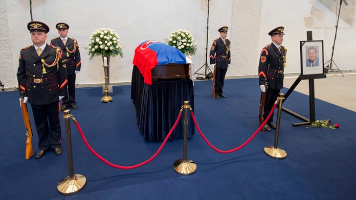 Príslušníci Čestnej stráže prezidenta SR stoja pri rakve exprezidenta Michala Kováča.