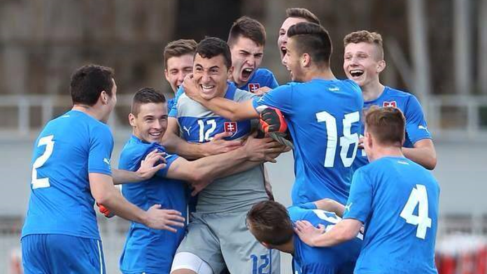 Slovenskí futbalisti sa tešia po vyrovnávajúcom góle
