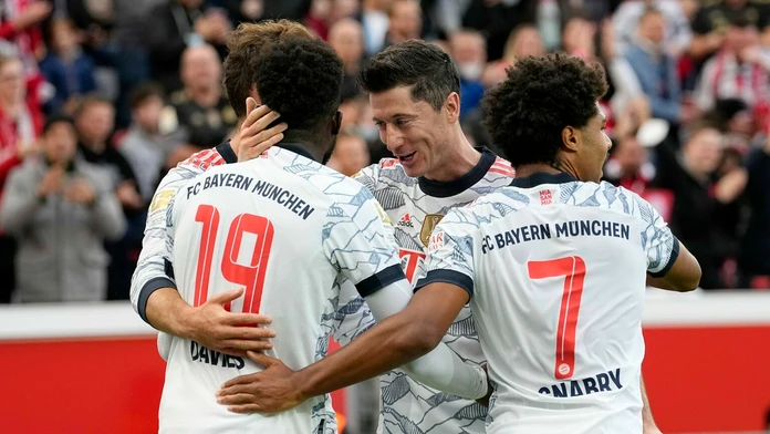Hráči Bayernu oslavujú gól na pôde Leverkusenu.