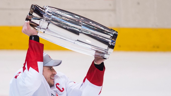 Kapitán Kanady Sidney Crosby s víťaznou trofejou Svetového pohára.