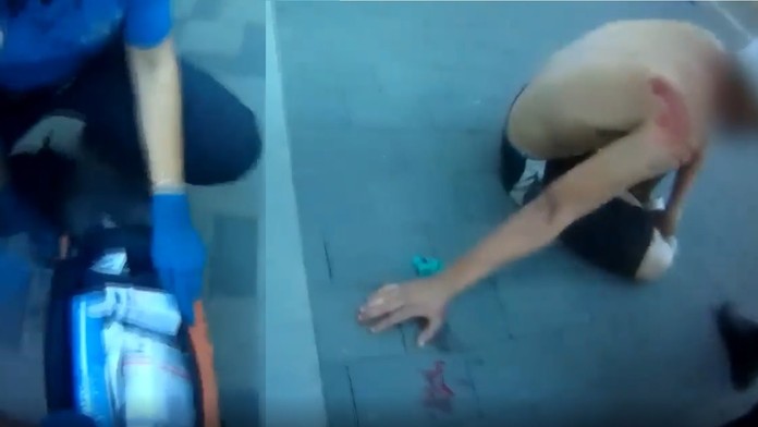 Zachranár ošetruje muža s odhryznutým uchom.