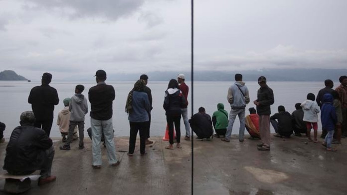 Rodiny čakajú na správy o potopenom trajekte.