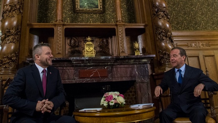 Pacienta nechali čakať s bolesťami na chodbe