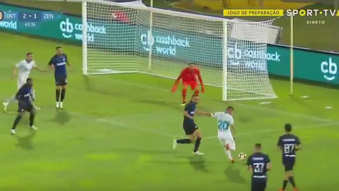 Róbert Mak vs. Inter Miláno.