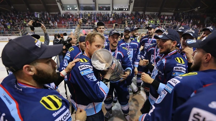 Na snímke hráči Nitry sa radujú zo zisku titulu Majstra SR po šiestom zápase finále play off hokejovej Tipsport Ligy